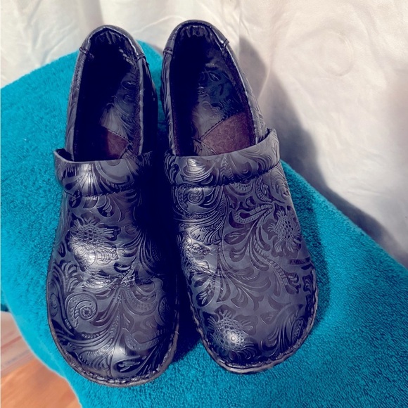 B.O.C Nursing Shoes Women's US Size 8M Navy Blue Paisley Embossed Clogs VGUC - Picture 4 of 7